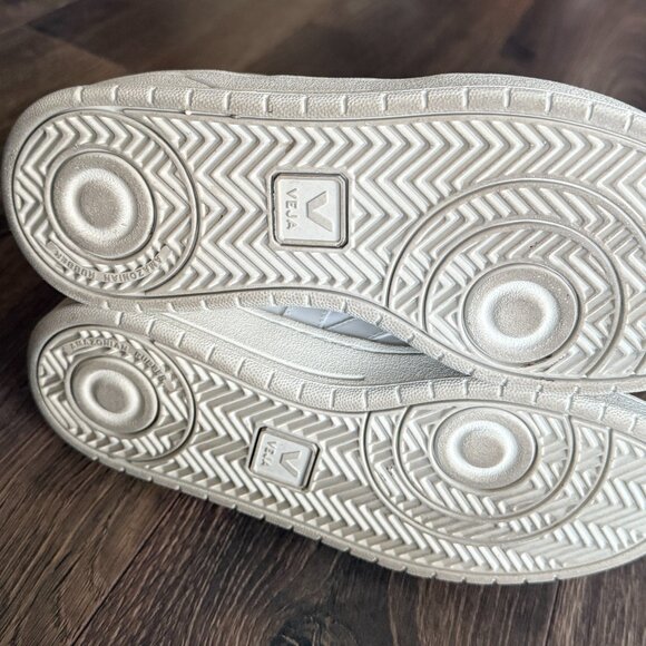 Veja - V-10 Sneaker - Picture 6 of 6